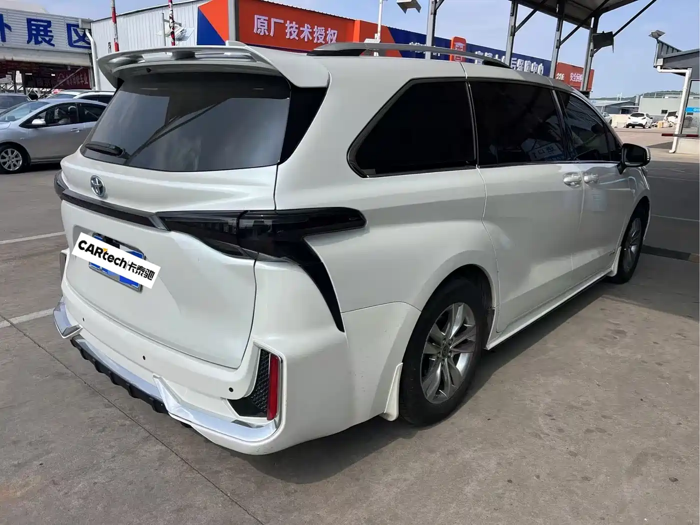 Toyota Sienna 2023 2.5L Hybrid Comfort Edition фото 3