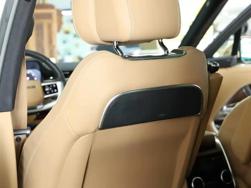 Land Rover Range Rover 2024 3.0 L6 360PS Golden Age Edition фото 23
