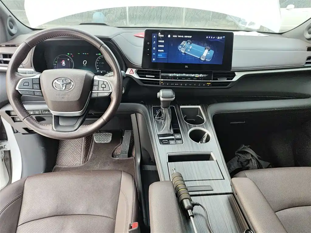 Toyota Sienna 2023 2.5L Hybrid Platinum Edition фото 6