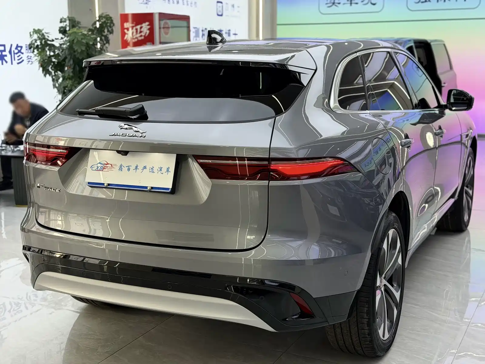Фото 10 - Jaguar F-PACE