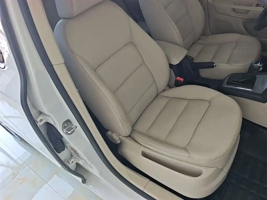 Škoda Octavia 2015 Classic 1.6L Automatic Elite Edition фото 25