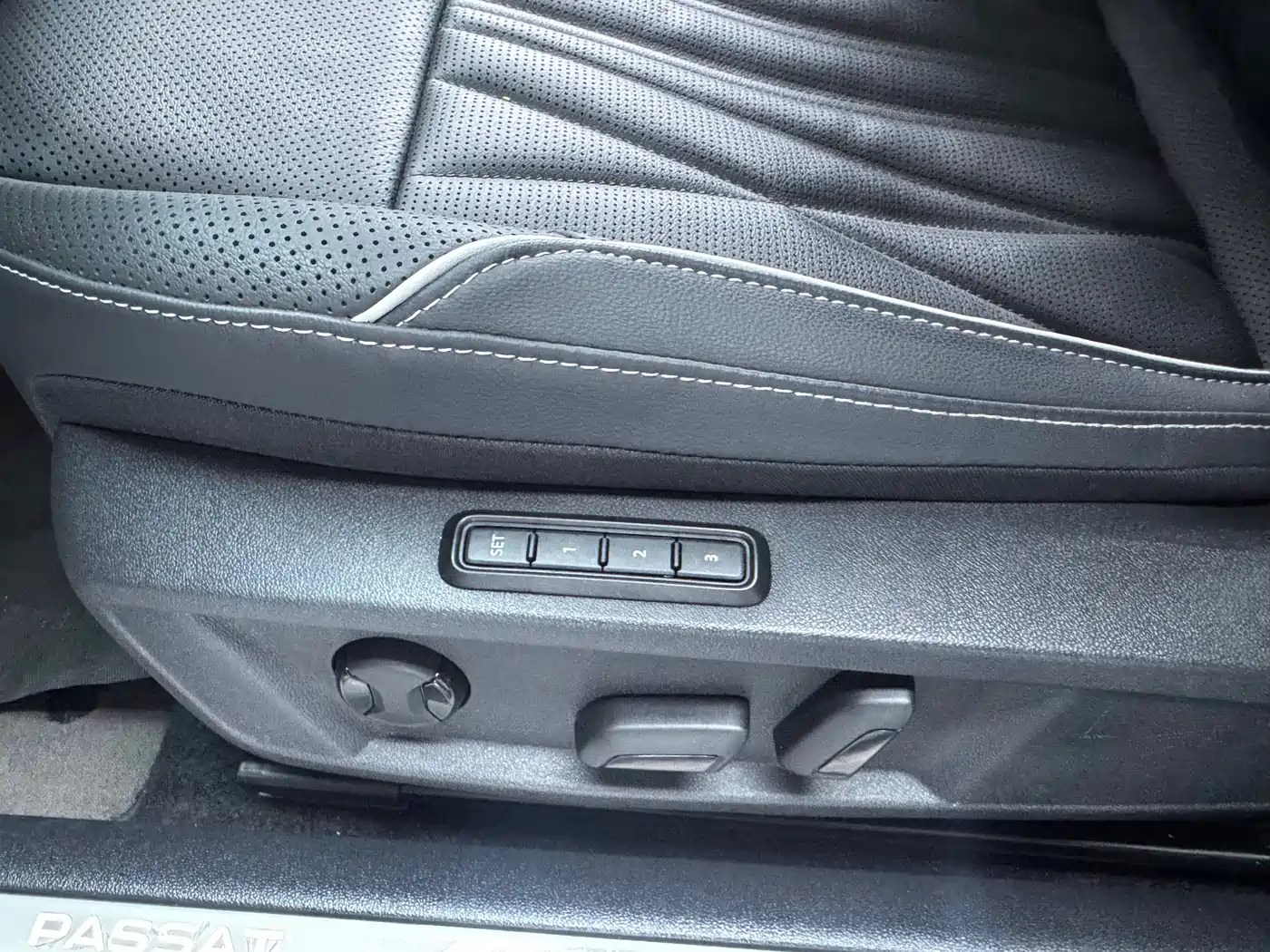 Volkswagen Passat 2023 380TSI Luxury Edition фото 9