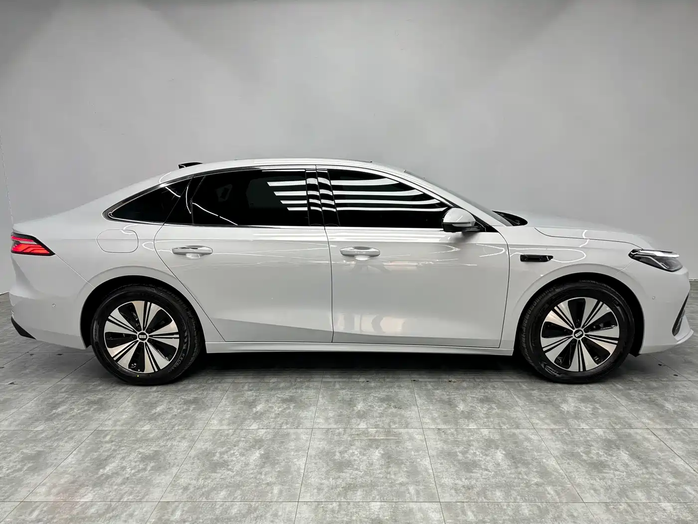 Geely Galaxy Galaxy A7 2025 EM-i 150km Explorer+ Edition фото 9