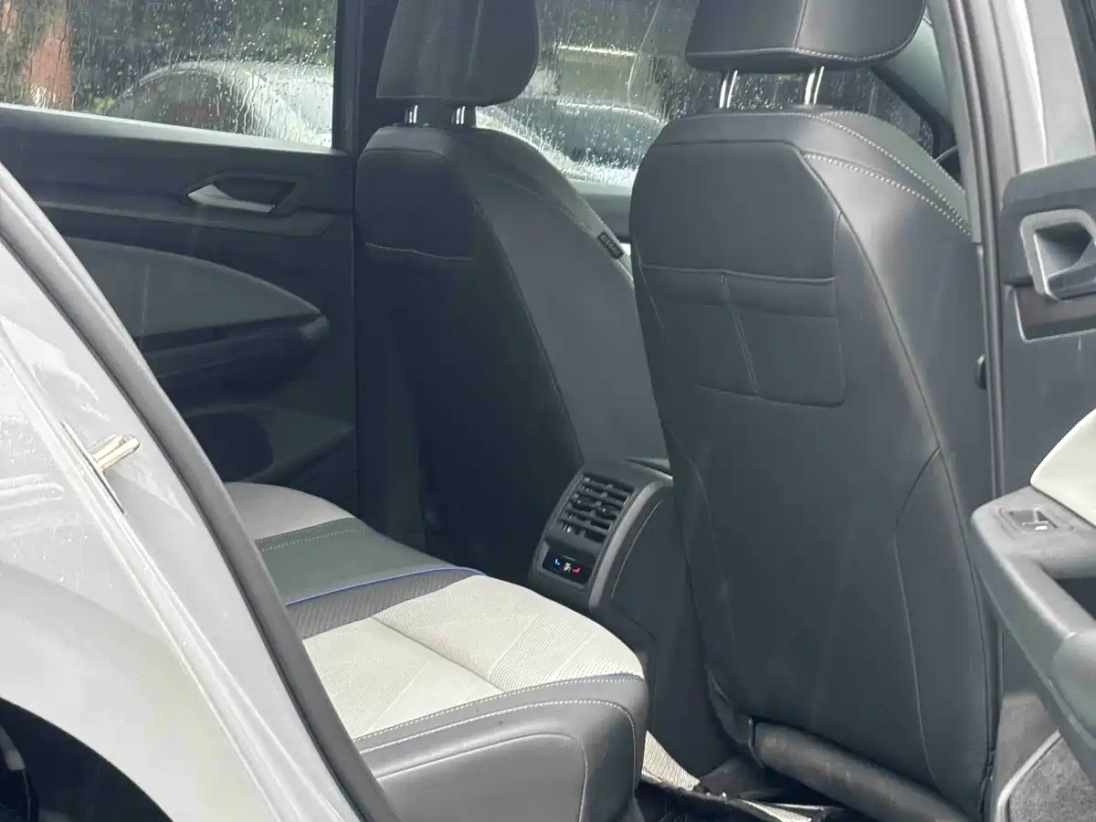 Volkswagen Golf 2025 Second Facelift 300TSI R-Line фото 8