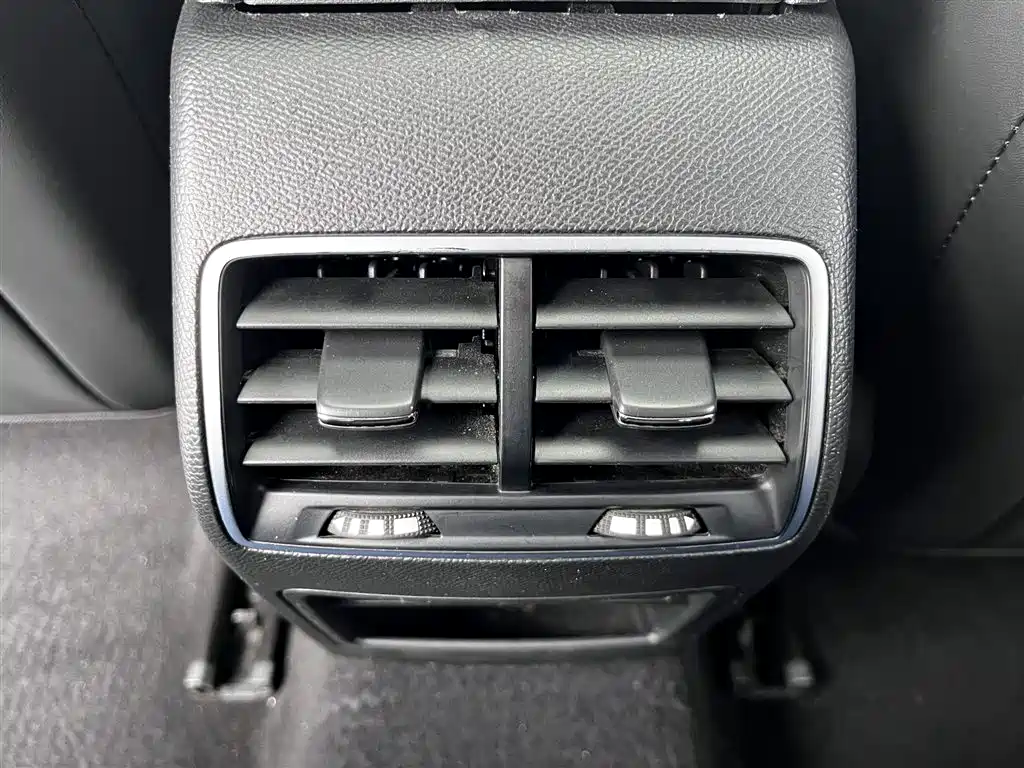 صورة 15 - Peugeot 408