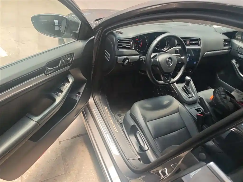 Volkswagen Sagitar 2016 230TSI 25th Anniversary Edition фото 16
