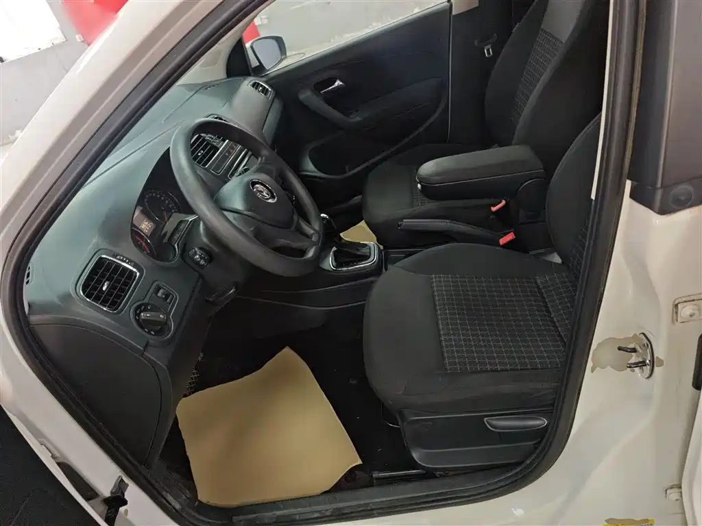 Volkswagen Polo 2014 1.6L Automatic Comfort Edition фото 7