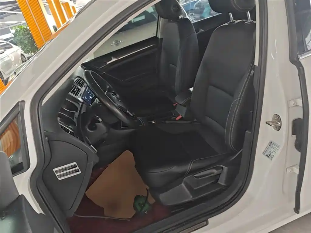 Volkswagen Golf 2016 1.6L Automatic Comfort фото 15