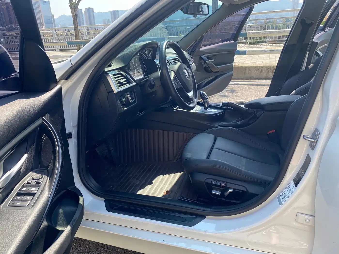 BMW 3 Series 2018 318i фото 7