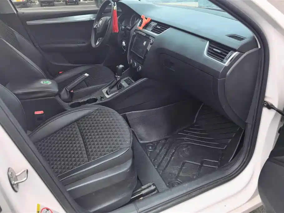 Škoda Octavia 2019 1.5L Automatic Luxury Edition фото 8
