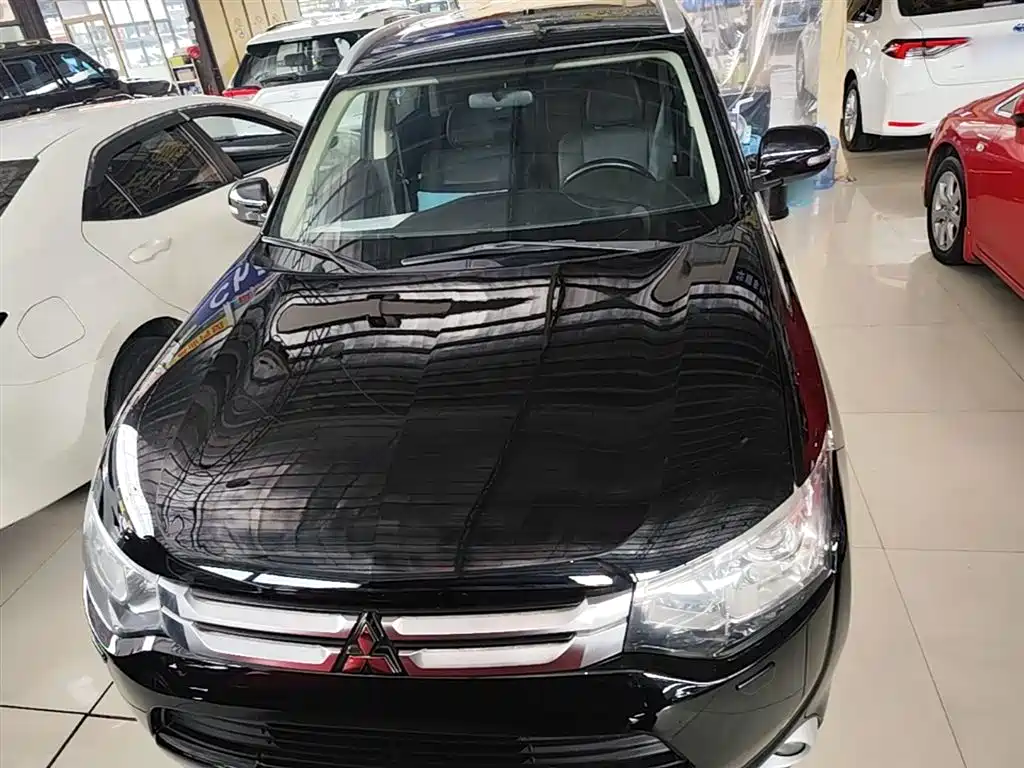 Mitsubishi Outlander (Import) 2014 2.4L 4WD Luxury Value Edition 5-seater фото 3