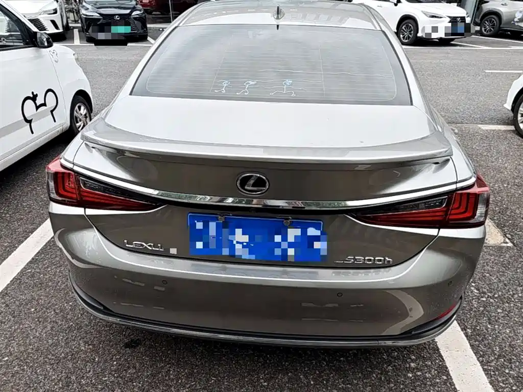 Lexus ES 2022 300h Ultimate Edition фото 10