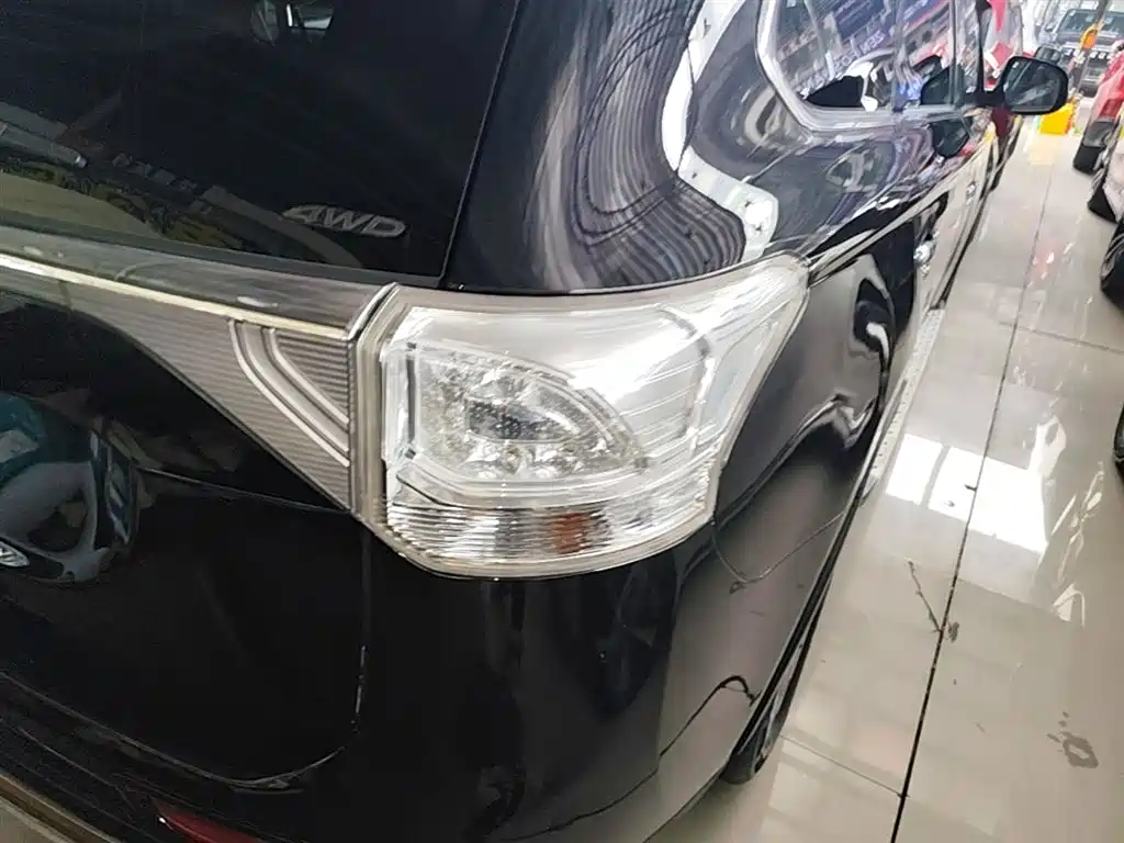 Mitsubishi Outlander (Import) 2014 2.4L 4WD Luxury Value Edition 5-seater фото 8