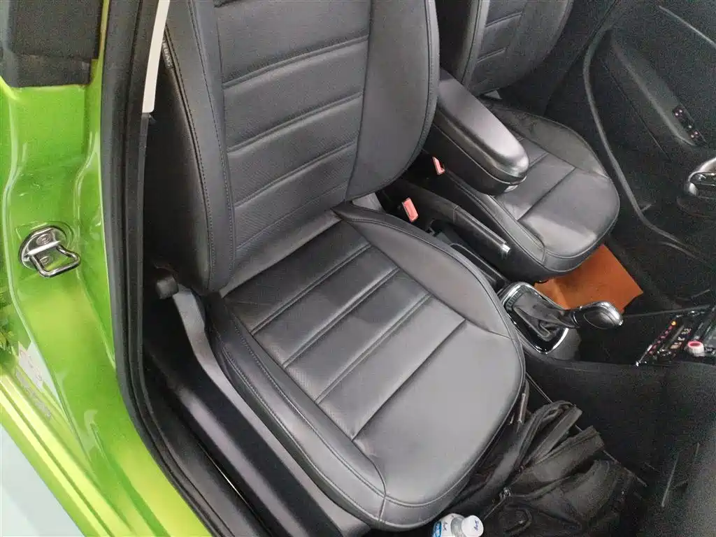 Volkswagen Polo 2014 1.6L Automatic Luxury Edition фото 17