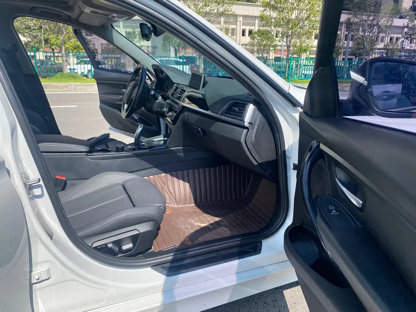 BMW 3 Series 2018 318i фото 8