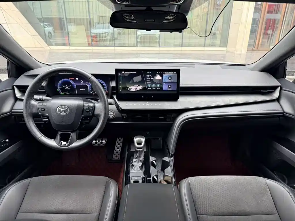 Фото 10 - Toyota Camry