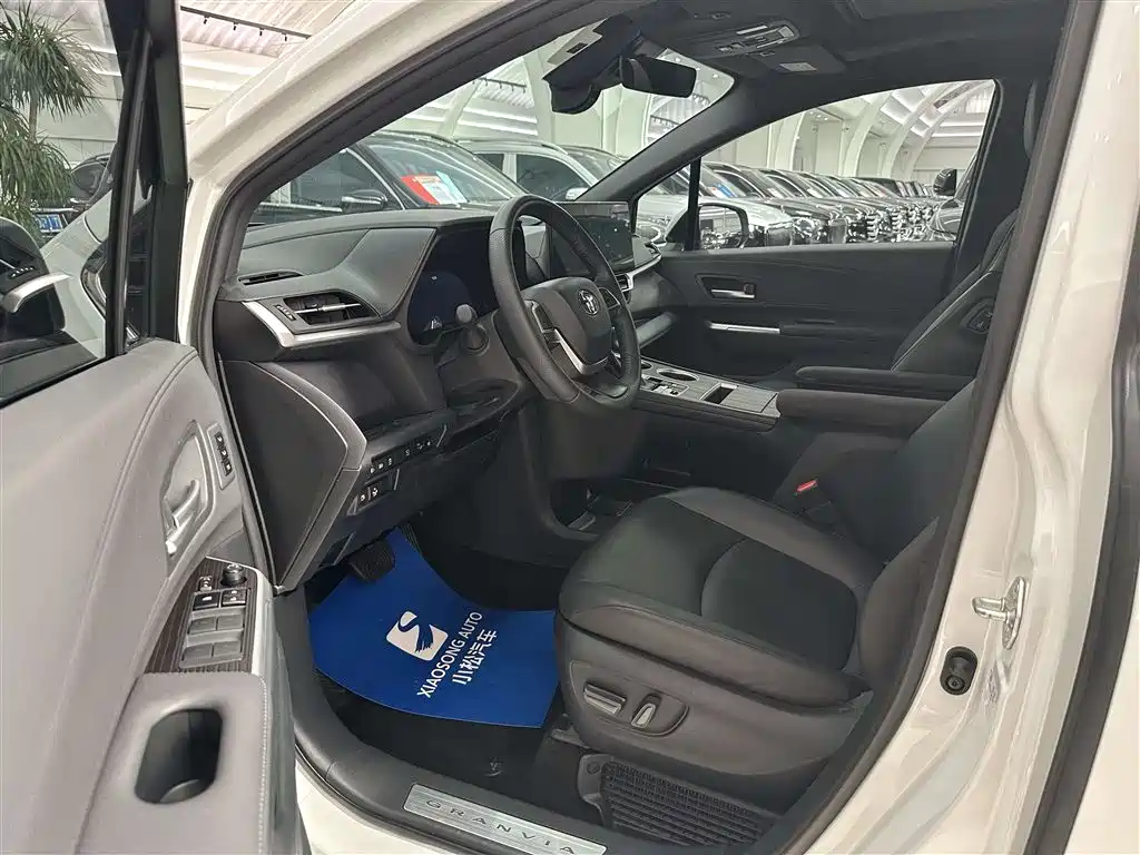 Toyota Granvia 2024 2.5L Hybrid Premium PLUS 4WD Edition фото 6