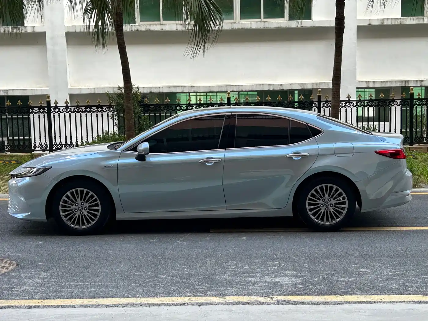 Toyota Camry 2024 Hybrid 2.0HGVP Luxury Edition фото 4