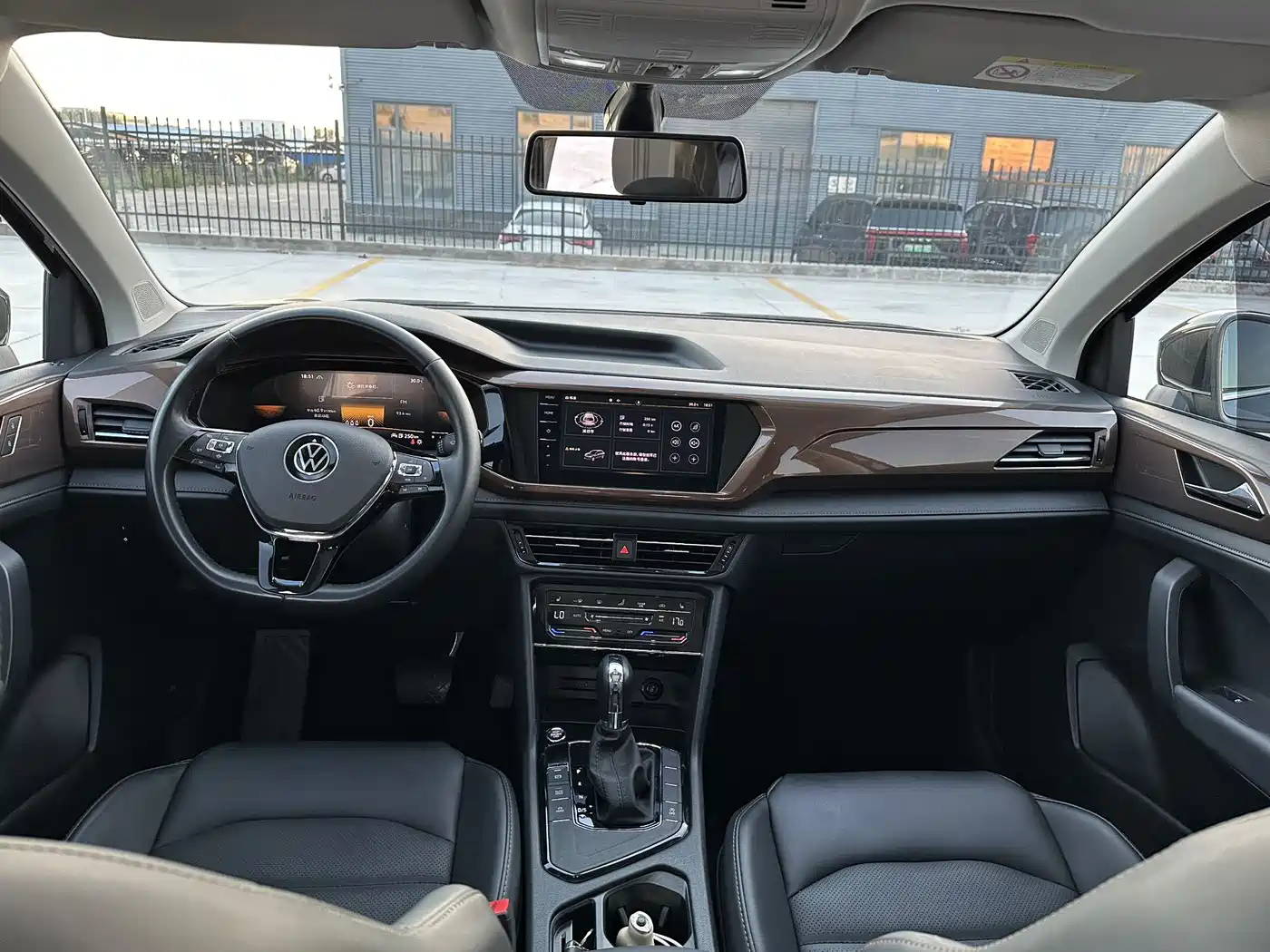 Volkswagen Tharu 2022 280TSI FWD Luxury Edition фото 13