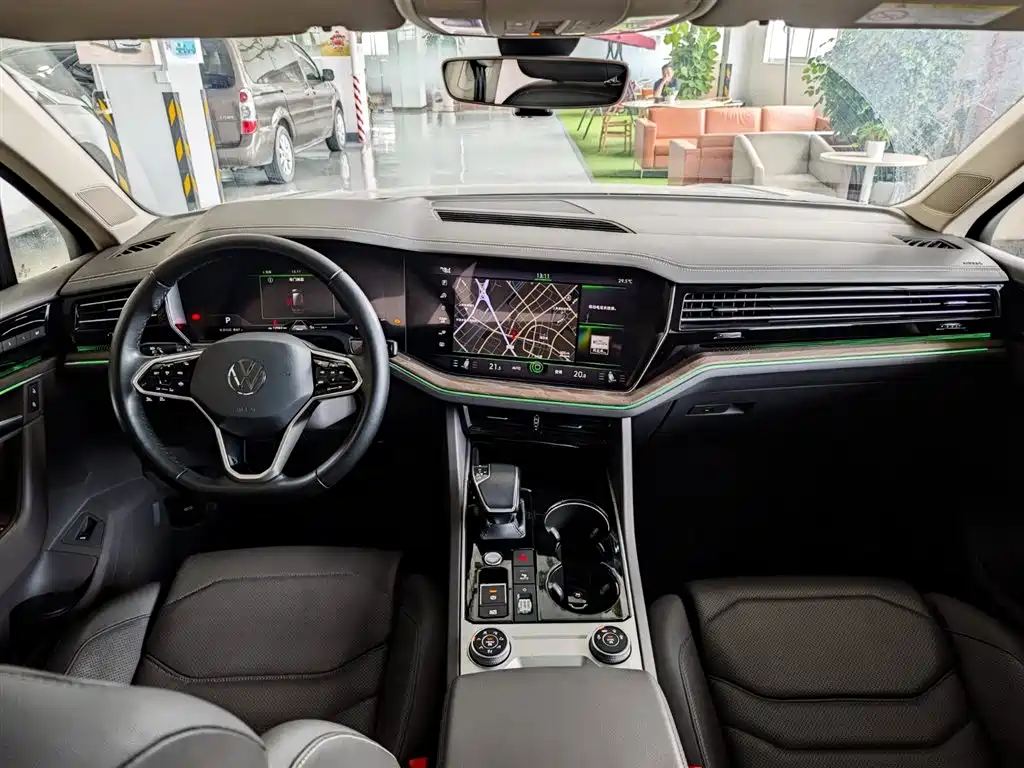 Volkswagen Touareg 2021 3.0TSI Sharp Edition with Gloss Black Sports Package фото 21