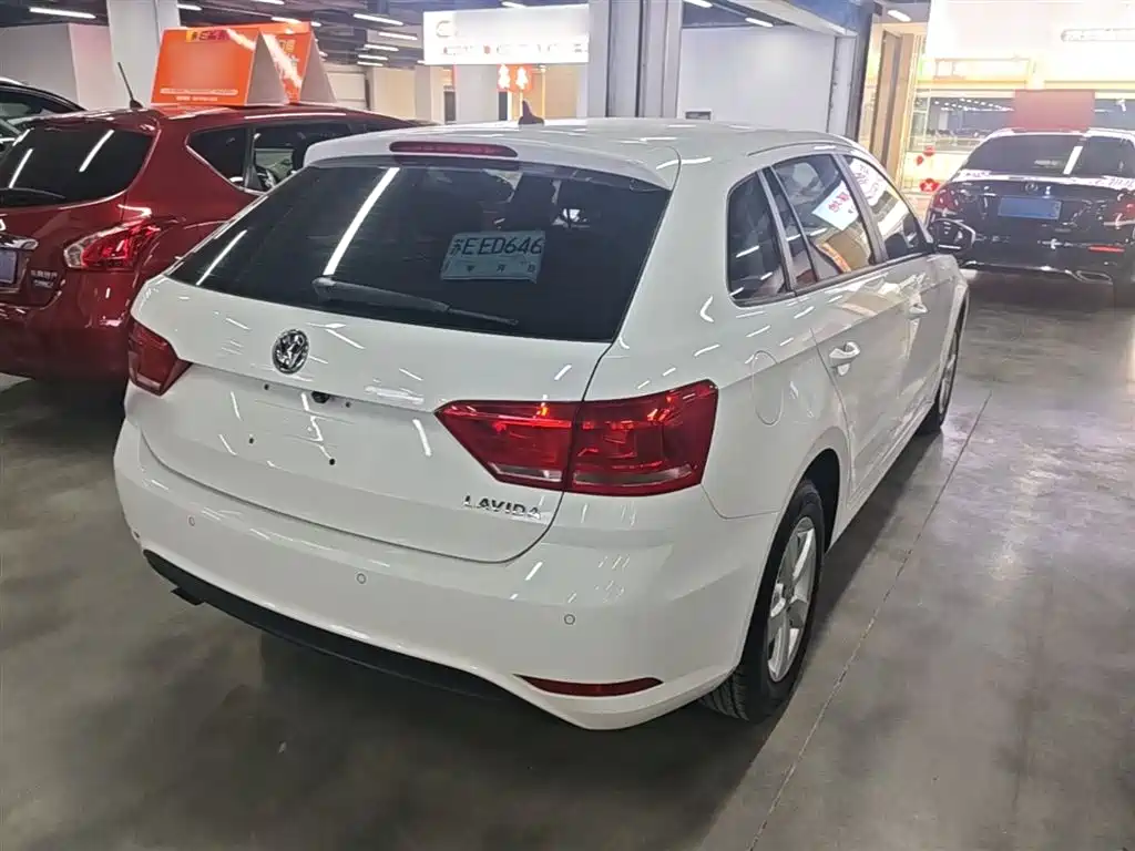 Volkswagen Lavida Tour 2015 1.6L Automatic Trend Edition фото 7