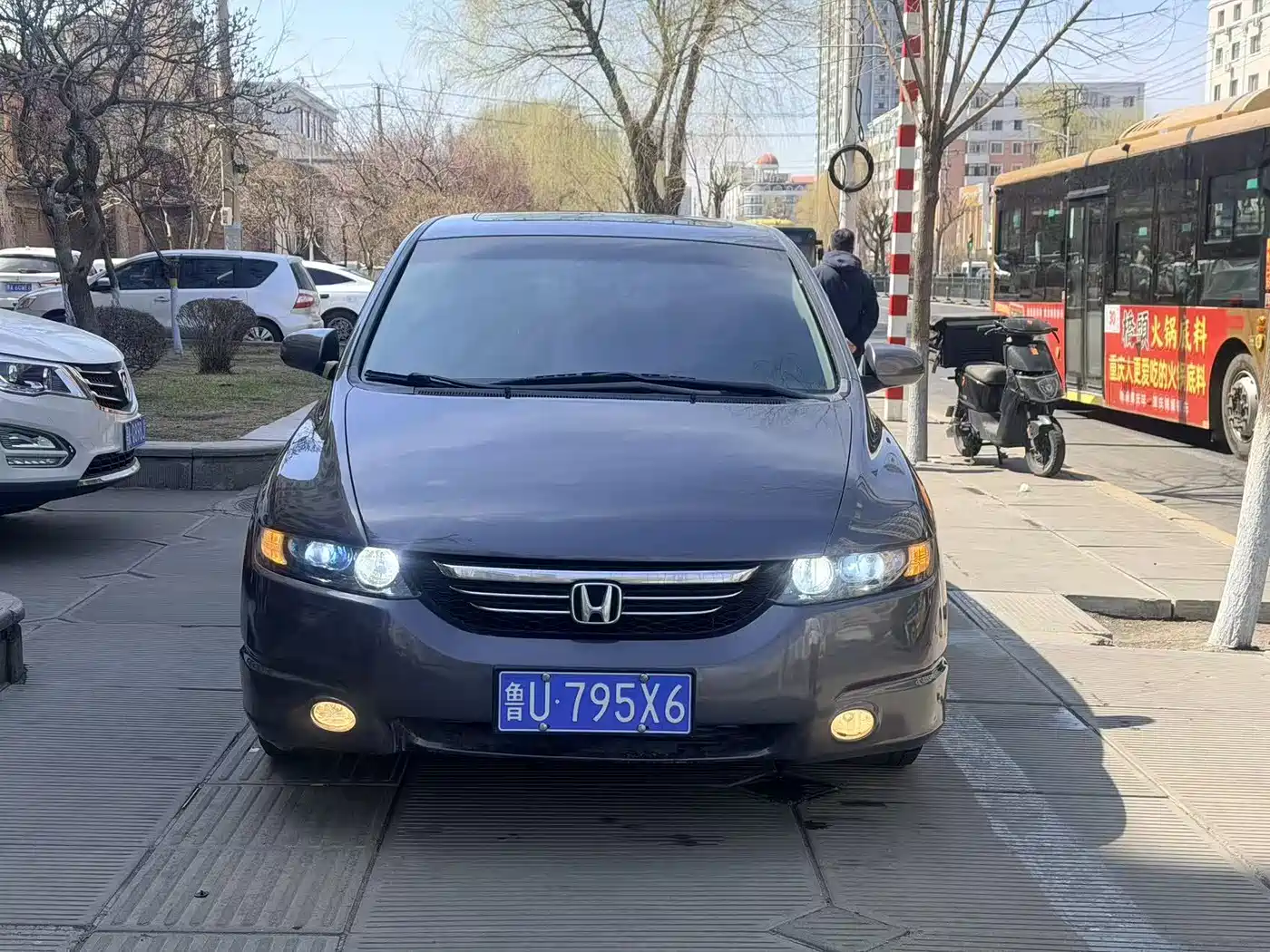 Photo 3 - Honda Odyssey