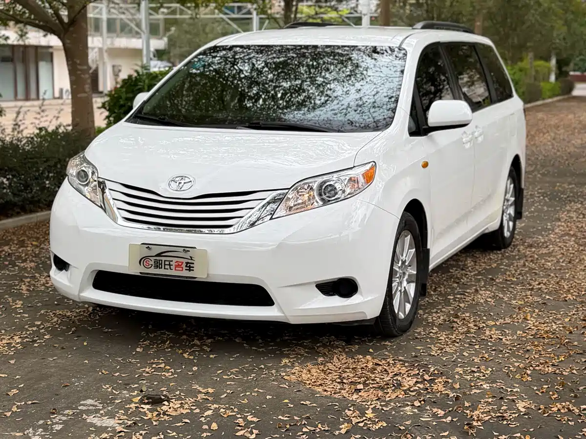 Photo 7 - Toyota Sienna