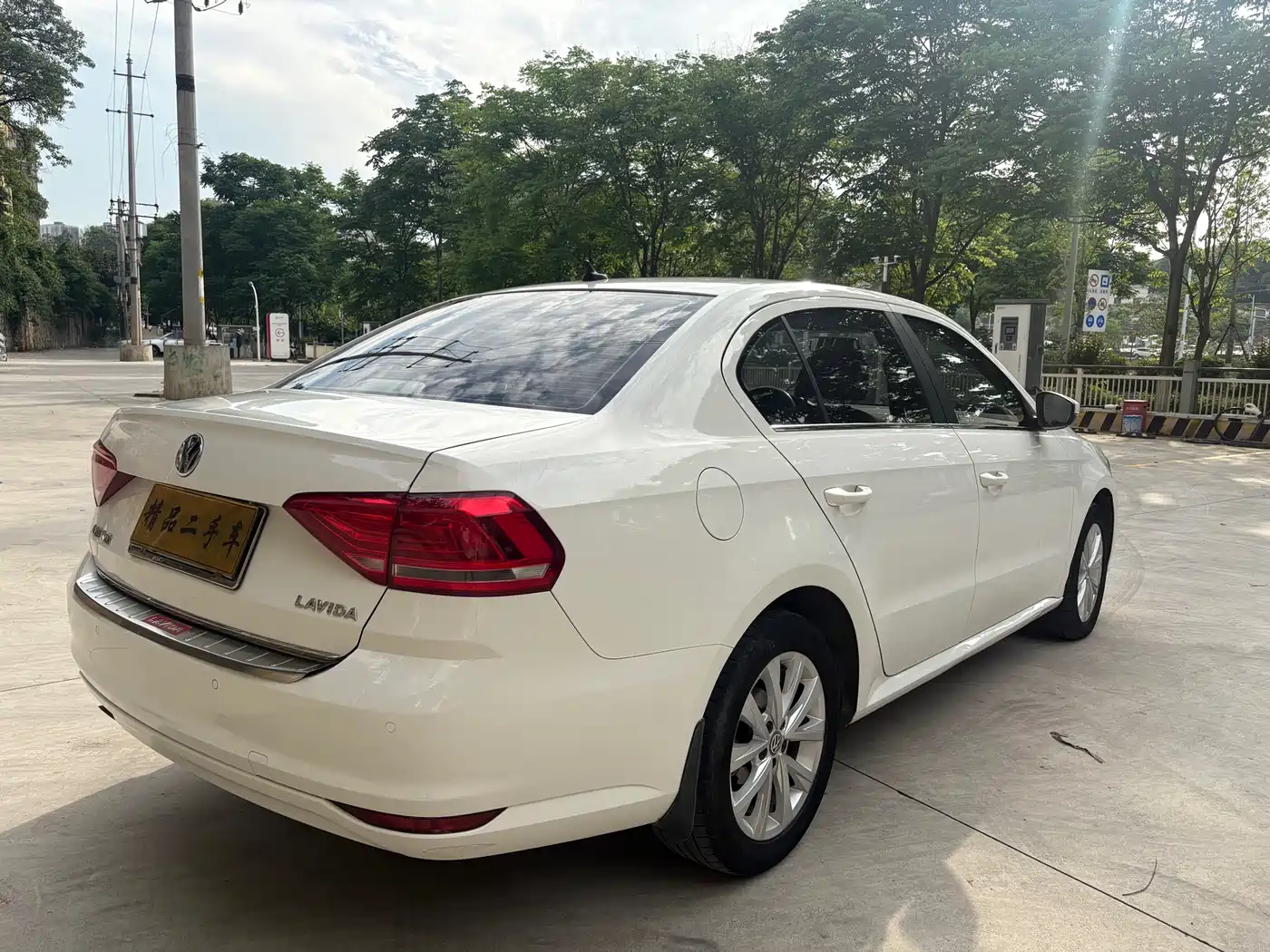 Volkswagen Lavida 2015 1.6L Automatic Luxury Edition фото 7