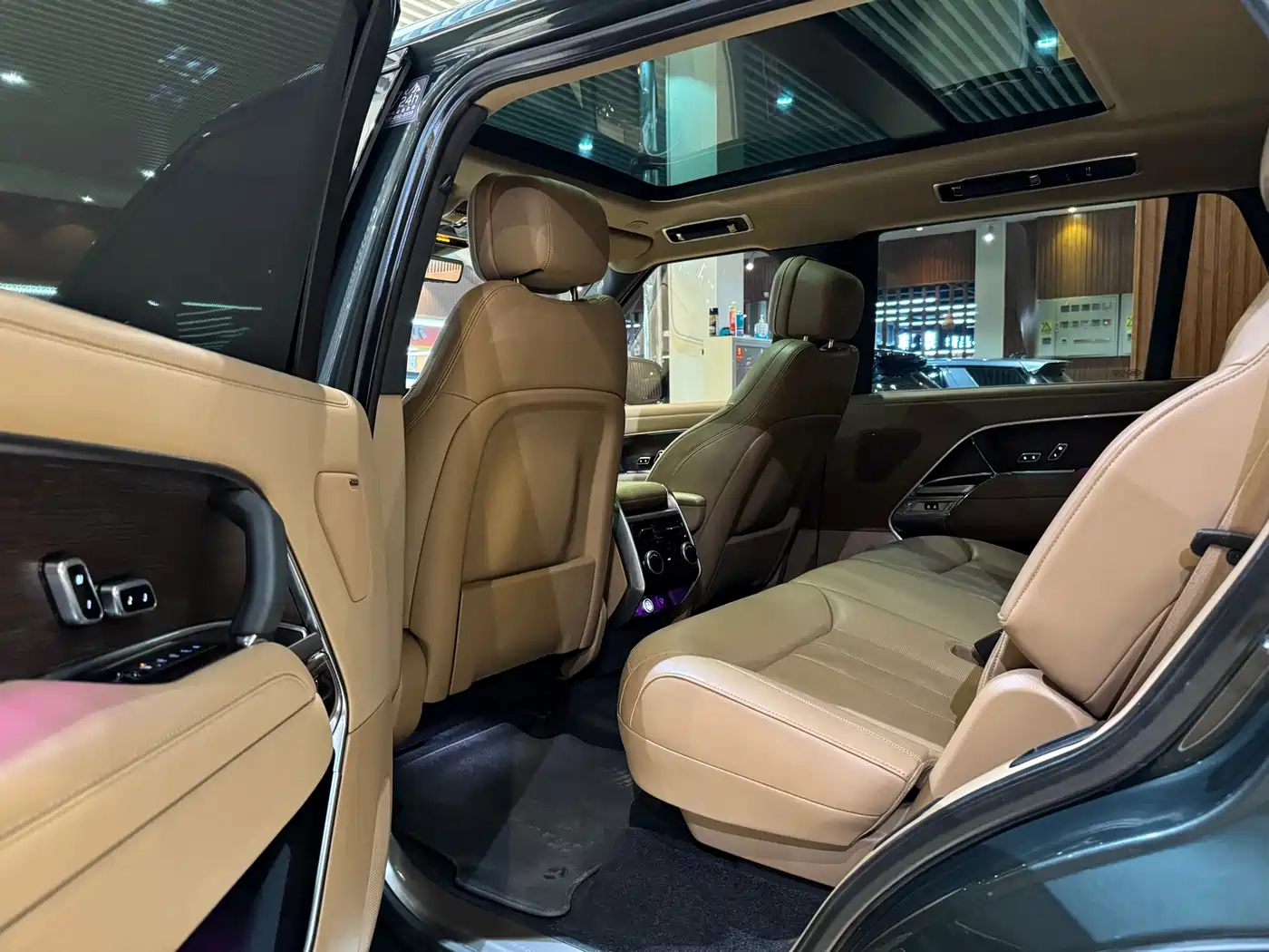 Land Rover Range Rover 2023 3.0 L6 400PS Golden Age 7-Seater Long Wheelbase фото 8