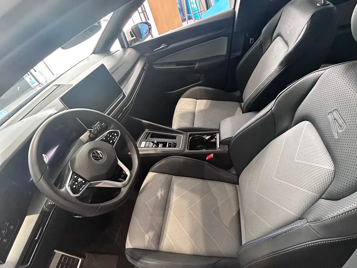 Volkswagen Golf 2025 300TSI R-Line фото 7