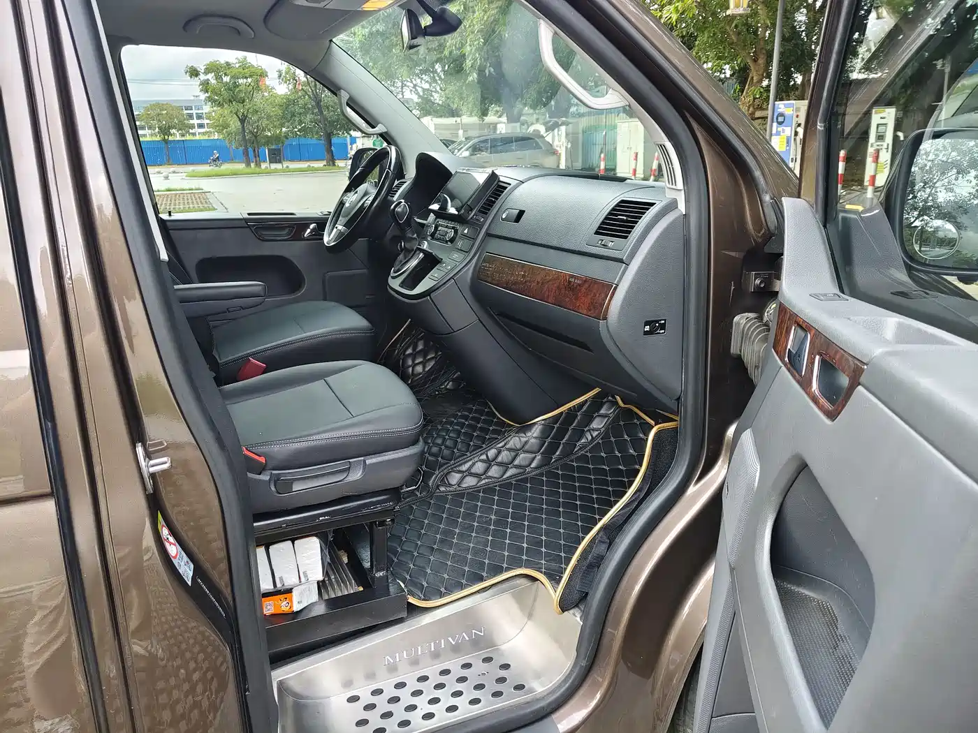 Volkswagen Multivan 2012 2.0TSI 2WD Luxury Edition фото 6