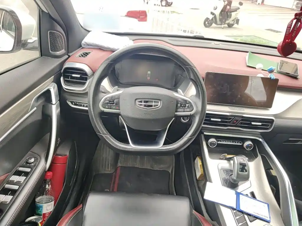 Фото 13 - Geely Coolray