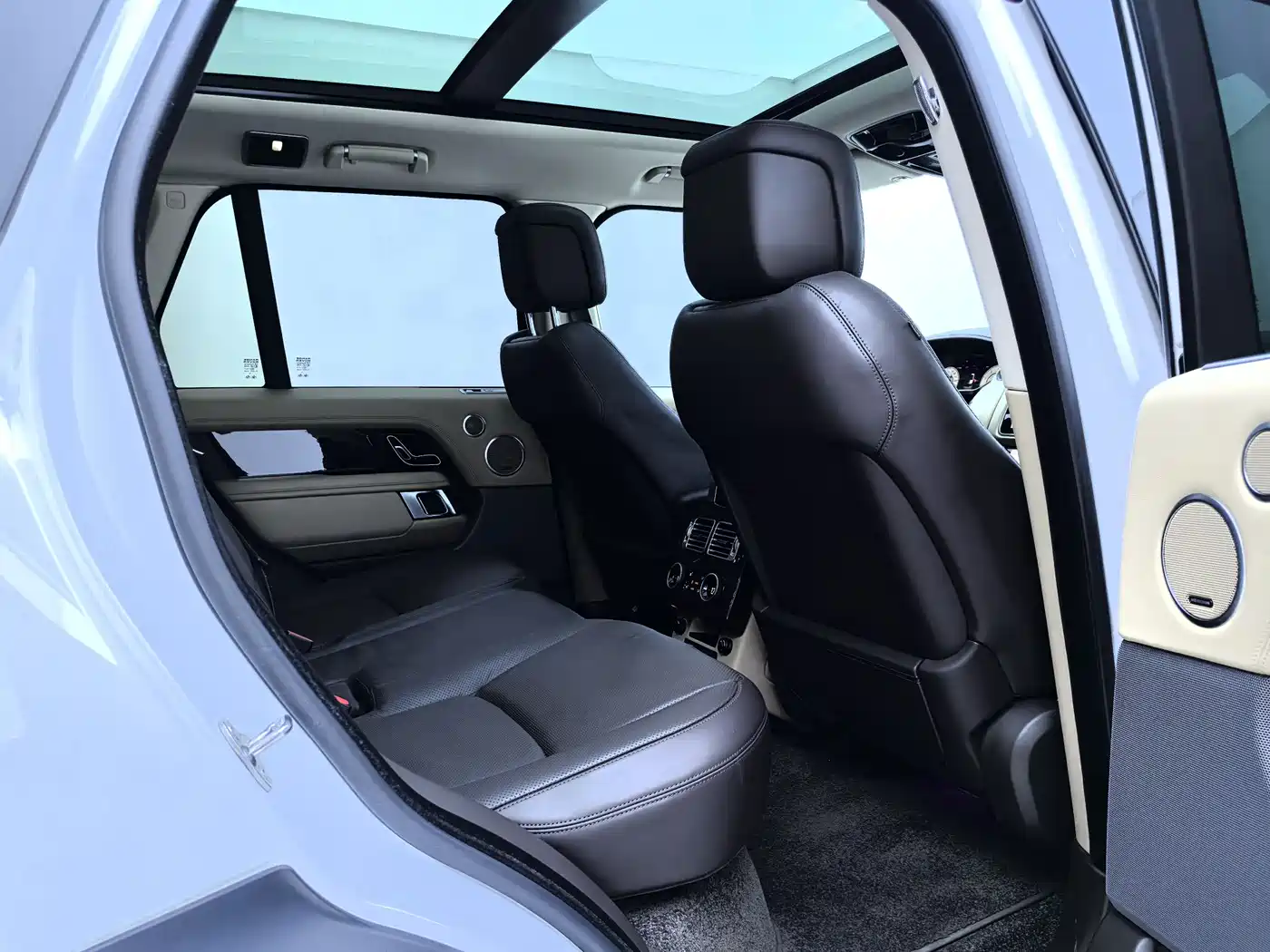 Land Rover Range Rover 2020 3.0 L6 Heritage Edition фото 14