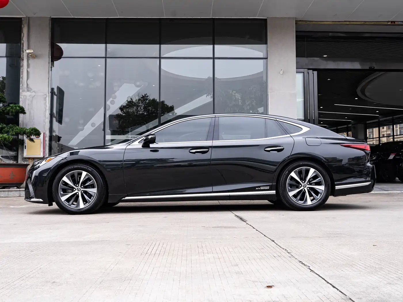Lexus LS 2021 500h Excellence Edition фото 4
