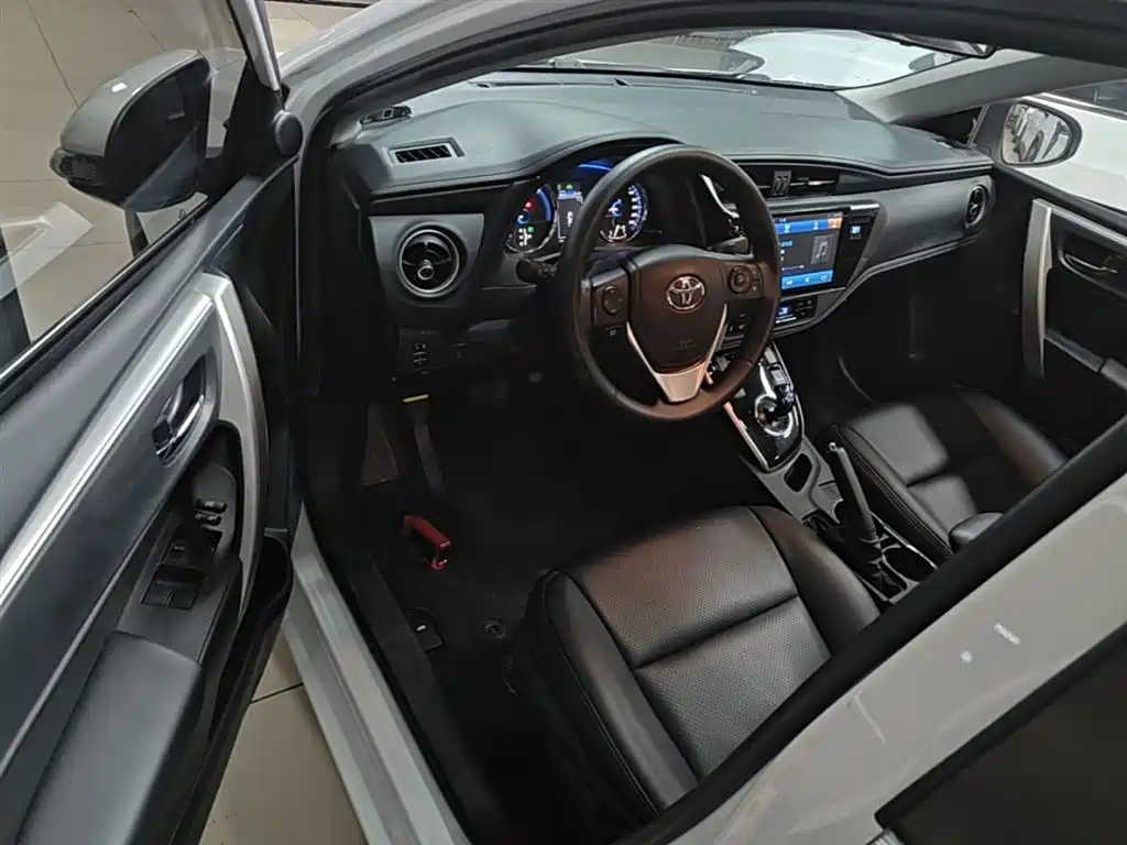 Toyota Corolla Twin Engine E+ 2019 1.8L E-CVT Leading Edition фото 16
