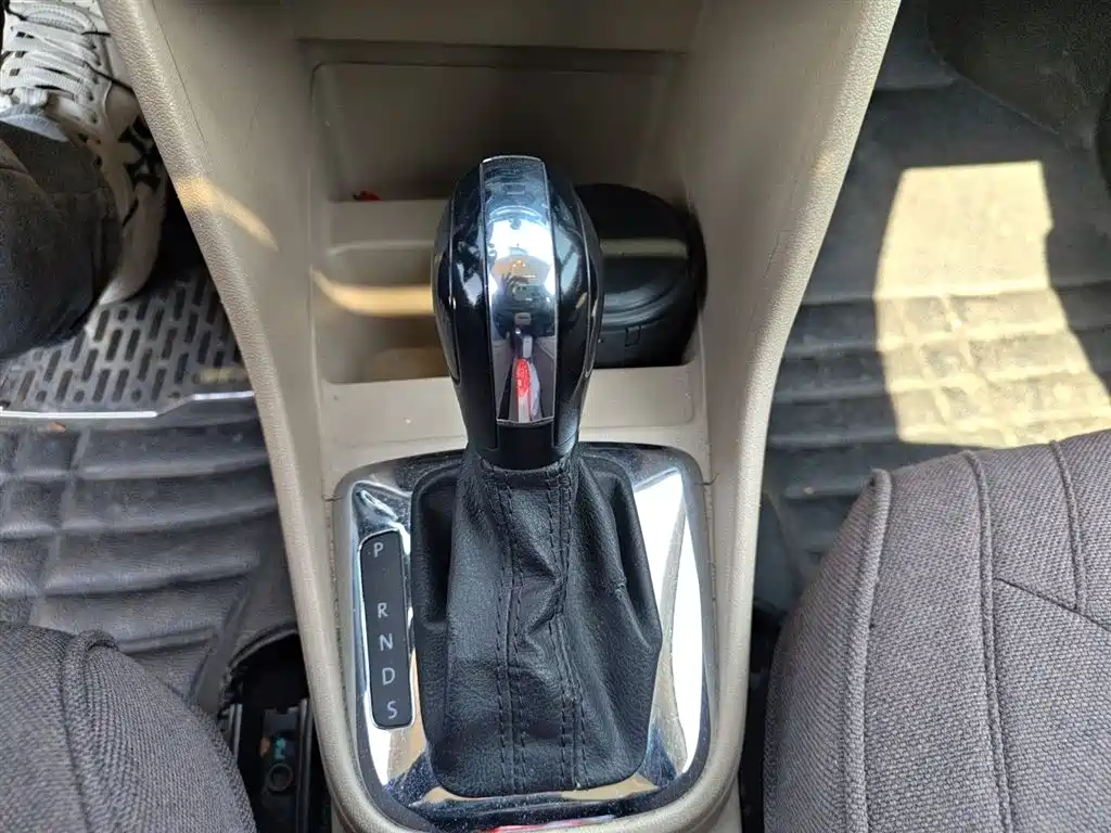 Volkswagen Jetta 2013 1.6L Automatic Comfort фото 11