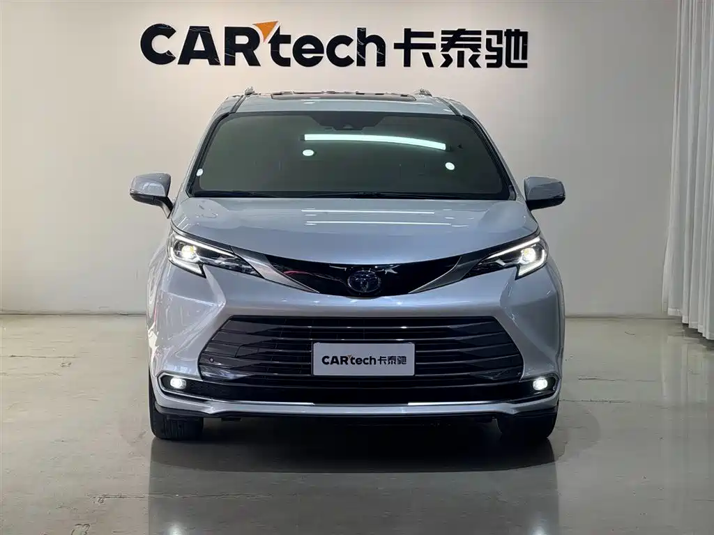 Toyota Sienna 2021 2.5L Hybrid Ultimate Edition фото 2