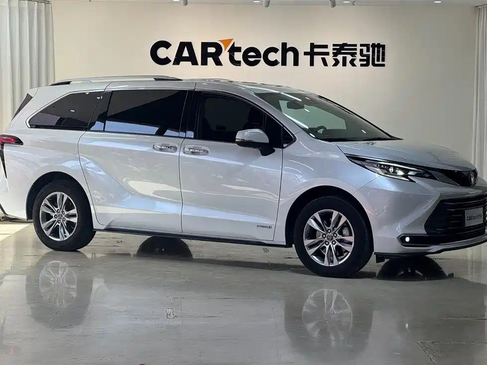 Toyota Sienna 2021 2.5L Hybrid Ultimate Edition фото 3
