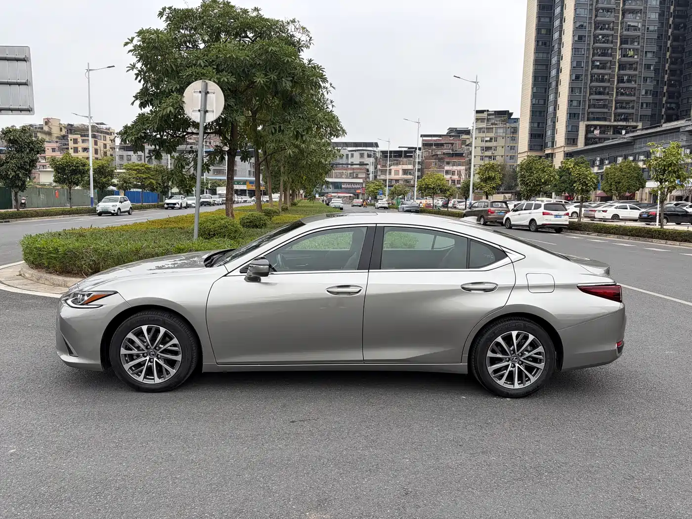Lexus ES 2023 200 Excellence Edition фото 3