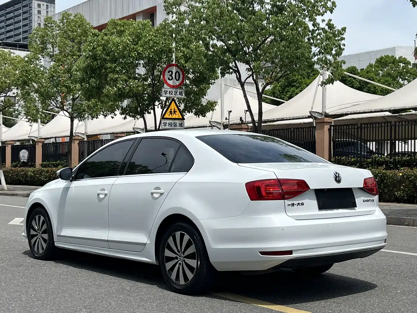Volkswagen Sagitar 2017 1.6L Automatic Comfort фото 11