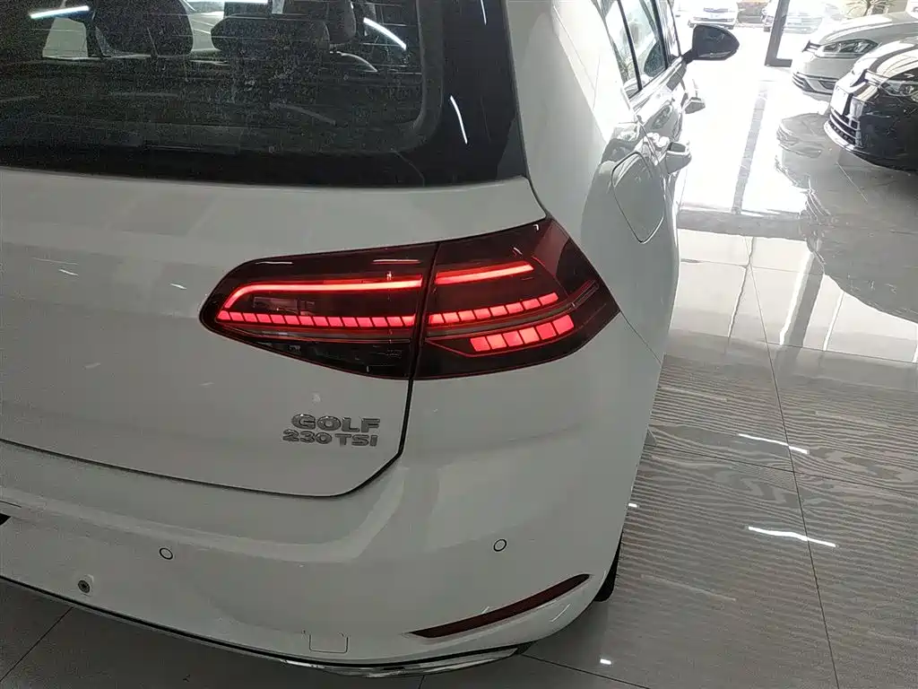 Volkswagen Golf 2018 230TSI Automatic Luxury фото 8