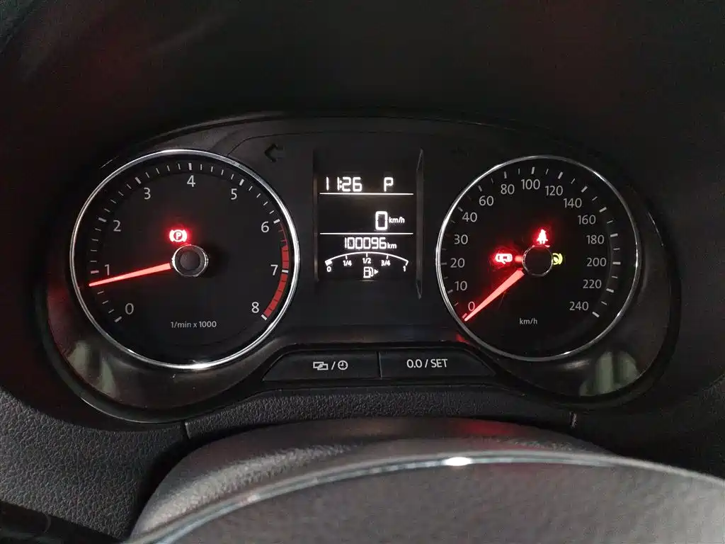 Volkswagen Polo 2014 1.6L Automatic Luxury Edition фото 4
