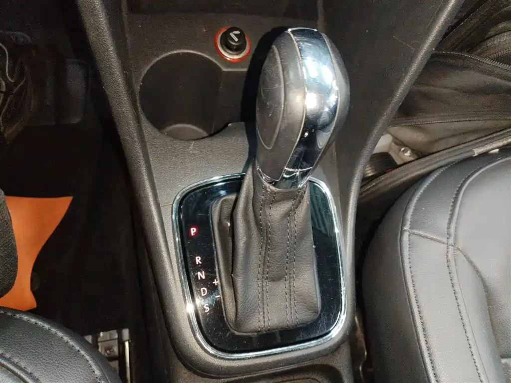 Volkswagen Polo 2014 1.6L Automatic Luxury Edition фото 6