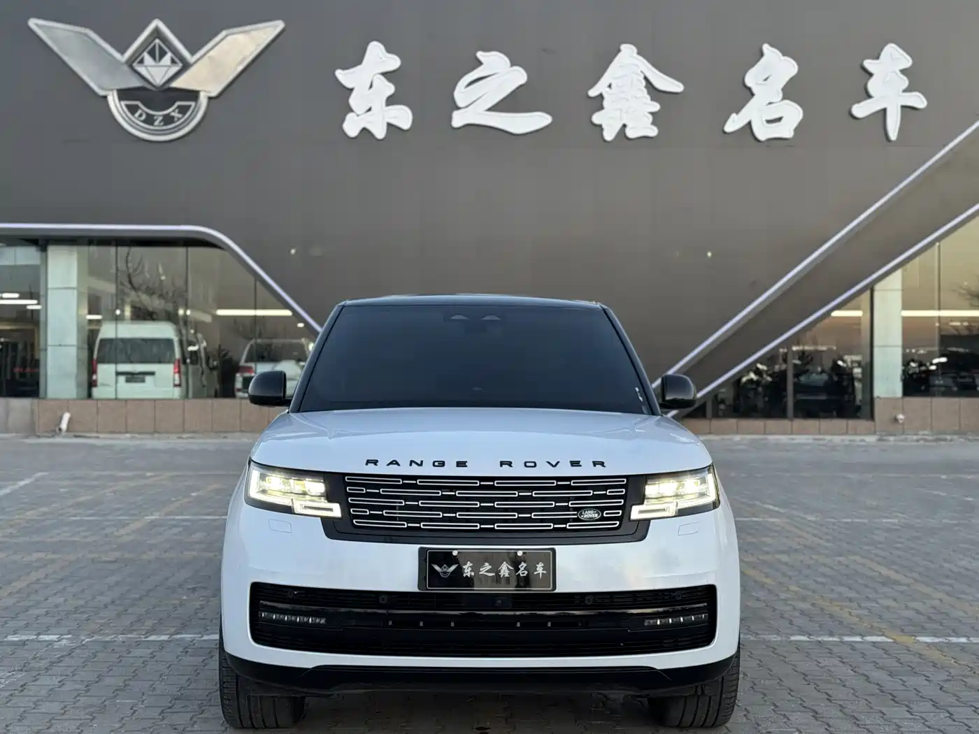Land Rover Range Rover 2025 3.0 L6 400PS Genesis Extended Wheelbase фото 2