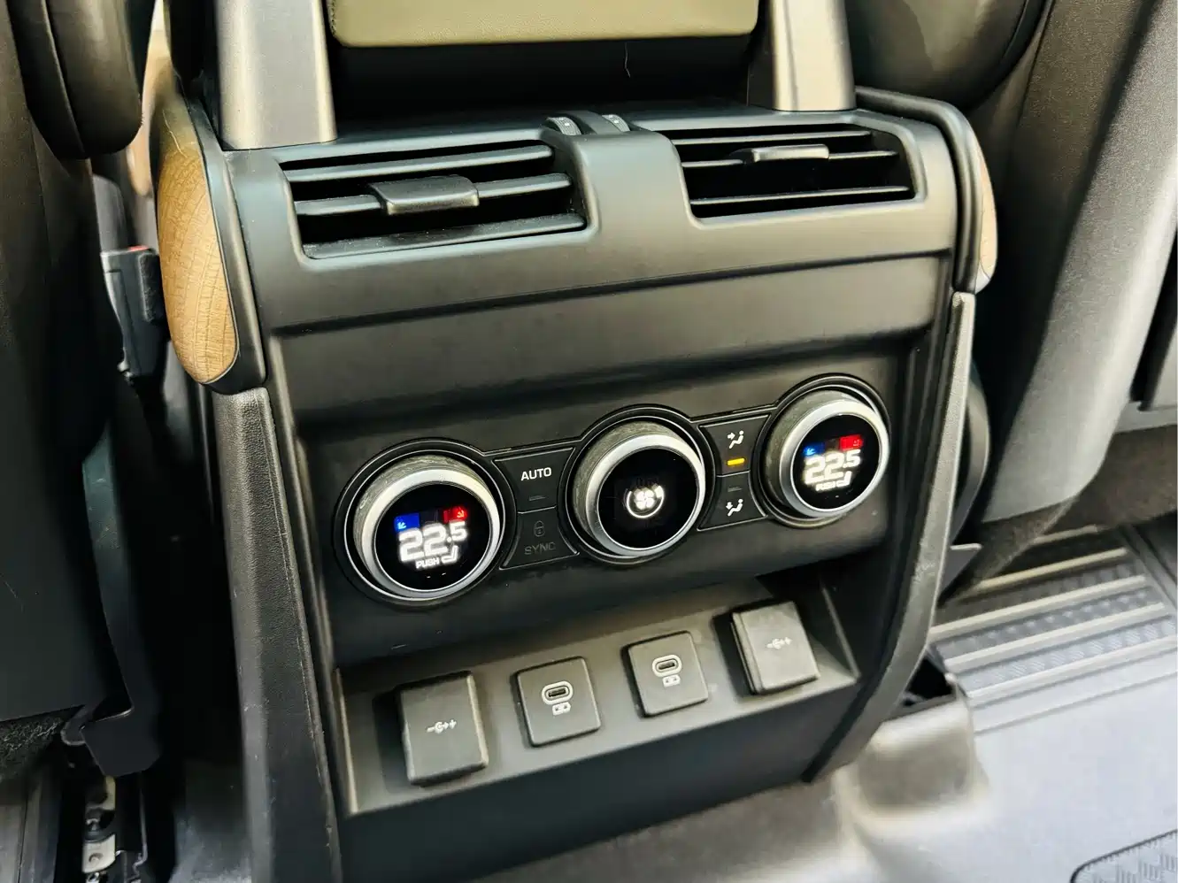 Land Rover Defender 2022 110 P400 X-DYNAMIC HSE фото 14