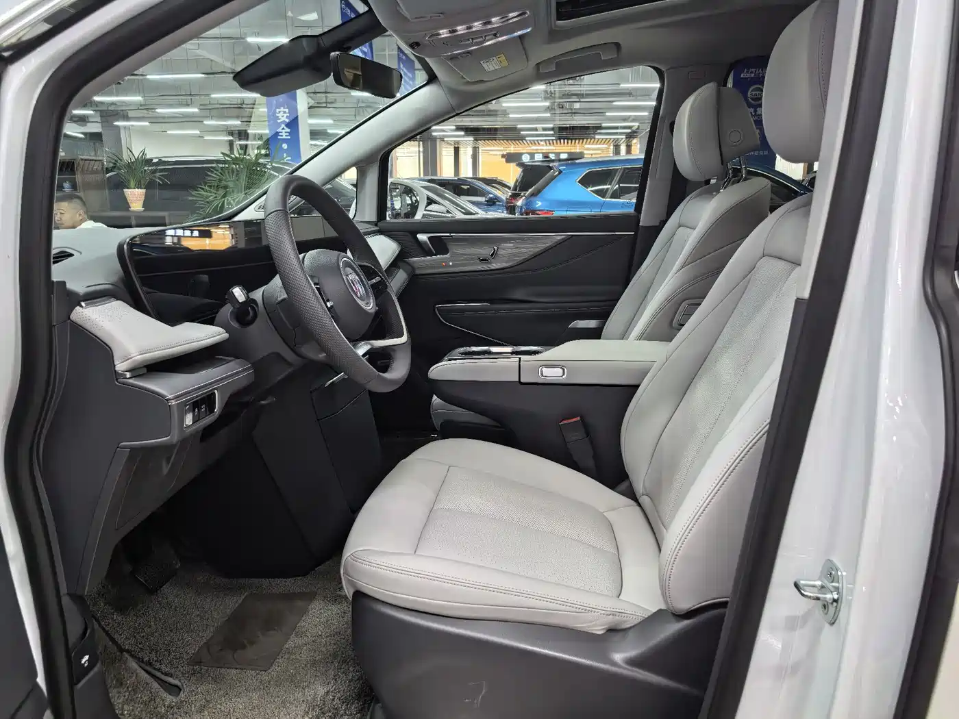 Buick GL8 2025 Land Honor Premium Edition фото 5