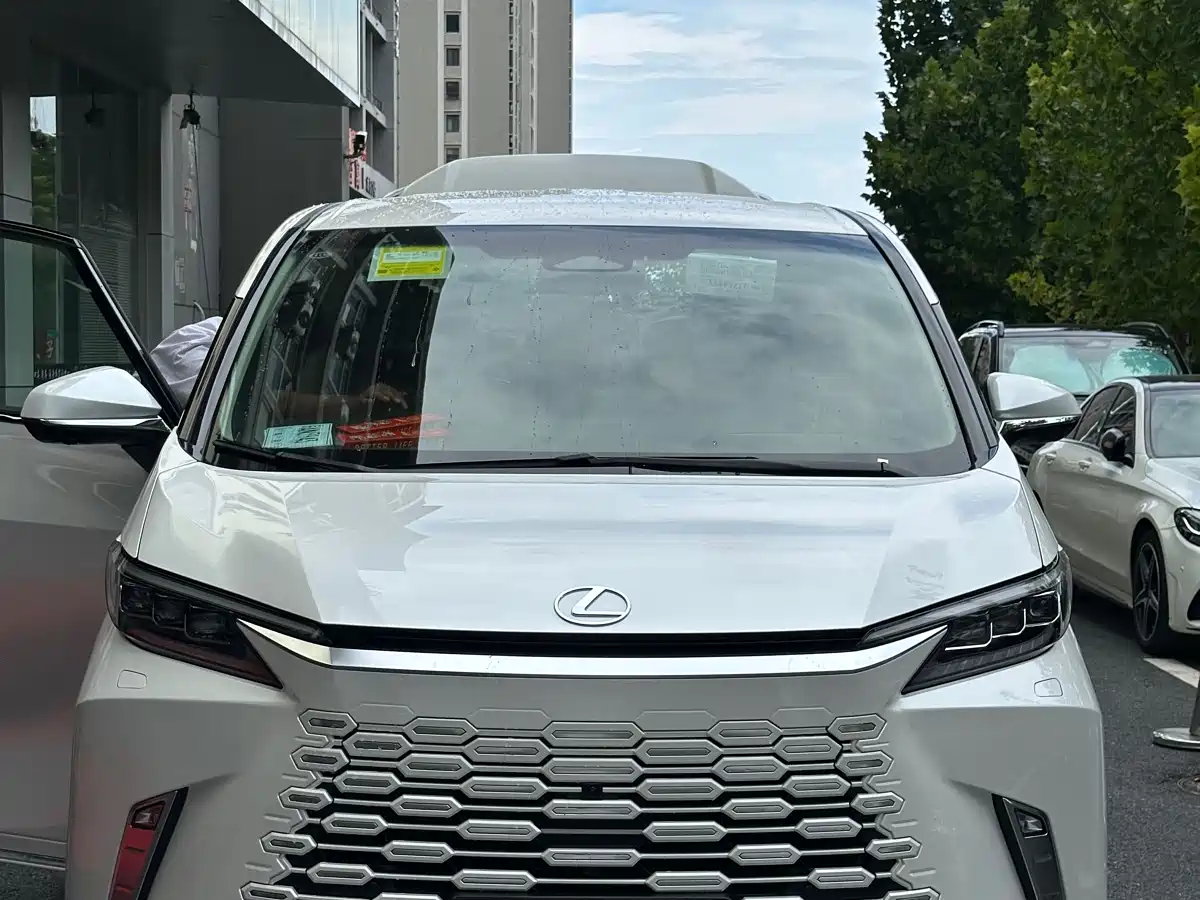 Lexus LM 2023 500h 6-Seater Prestige Edition фото 2