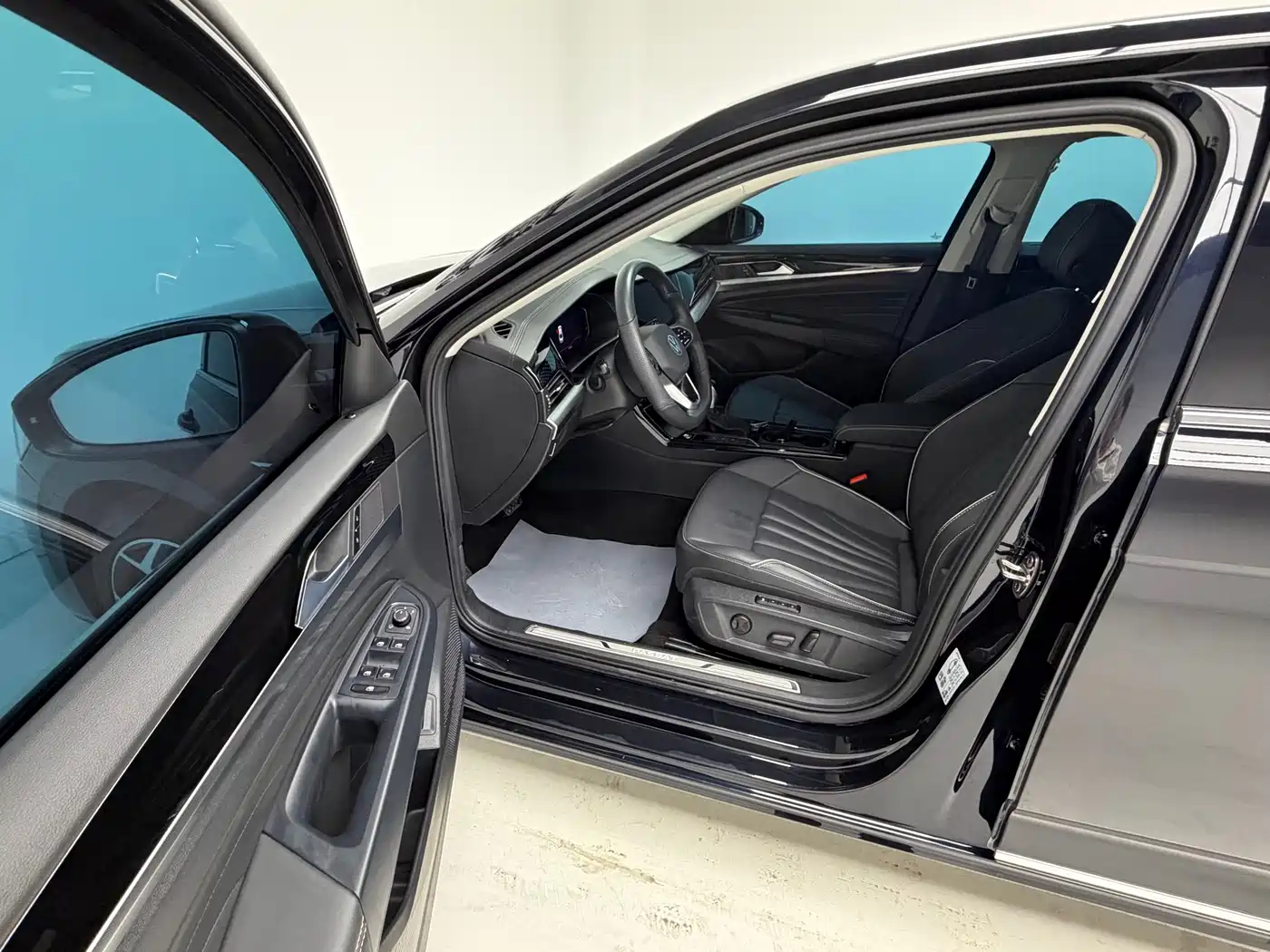 Volkswagen Passat 2024 380TSI Starlight Luxury Edition фото 14