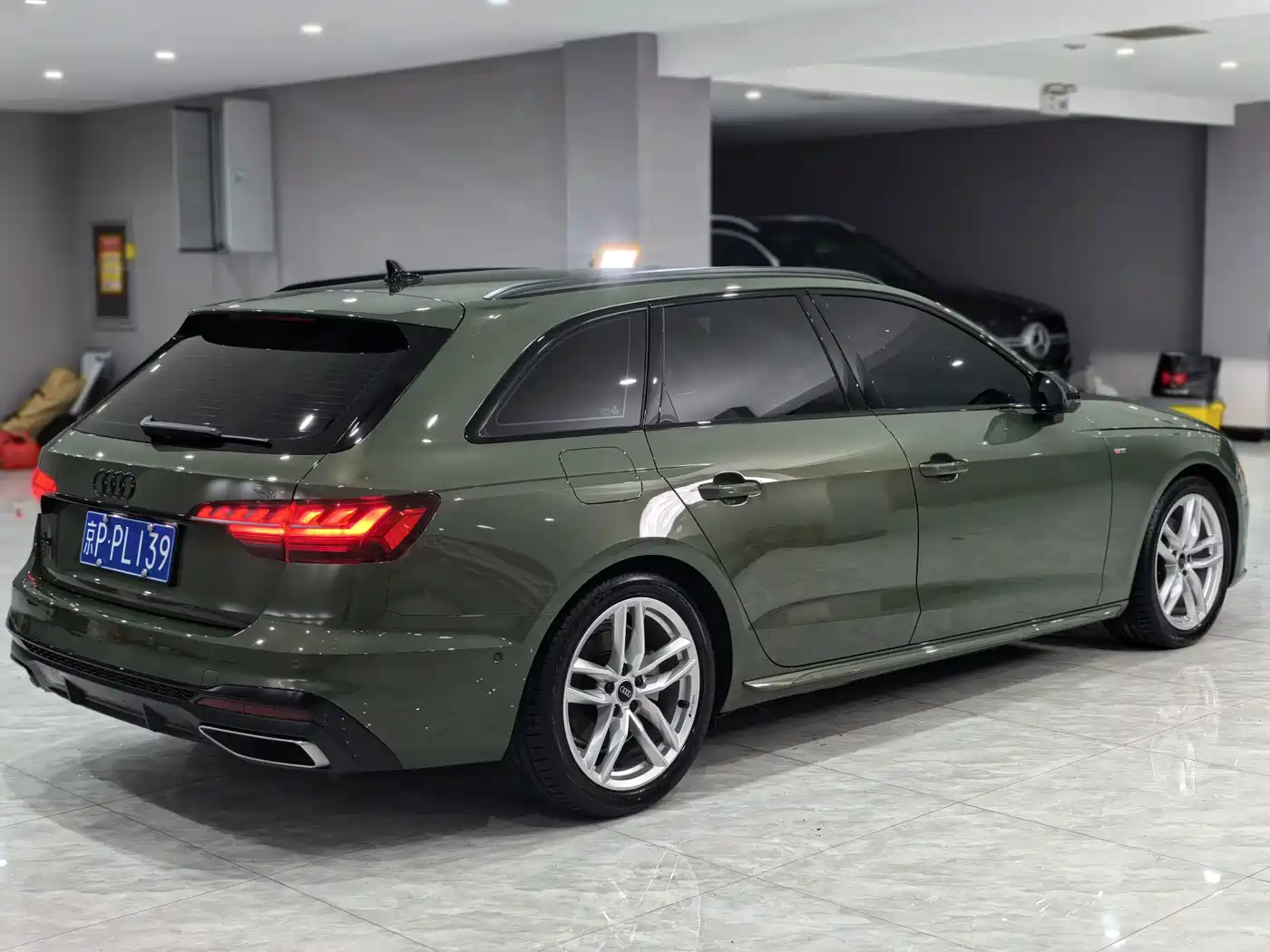Audi A4 (Import) 2024 2023 Model Avant 40 TFSI Luxury Sport Version