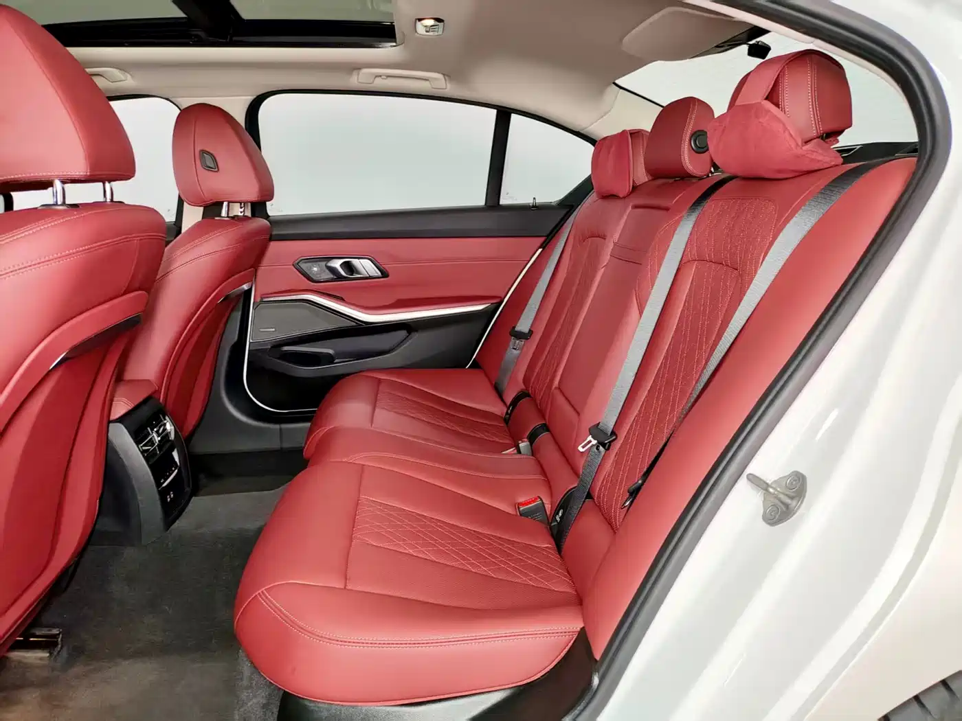 BMW 3 Series 2025 330Li M Sport Night Edition фото 10